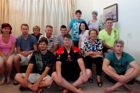 â€˜n Deel van die kinders en kleinkinders wat Hermine Groenewald se 80ste verjaardag saam met haar gevier het, met voor vlnr Johannes, Lorenzo, Hermine Groenewald en Johan. Middel vlnr is Amelia, Jaco, Corinne, Louis, Andrew, Janine en Willie. Agter vlnr is Jolette en Elaine.